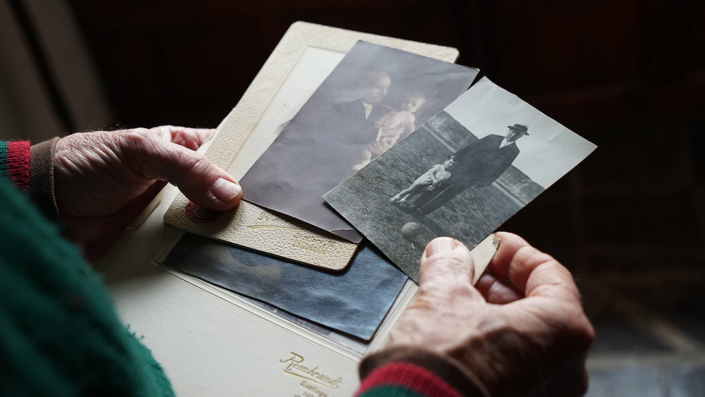 José María Quemada observa algunas de las fotografías de su abuelo Florentín.