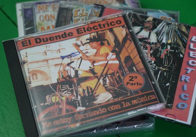 Los cinco discos que ha editado los vende durante los conciertos a dos y tres euros.