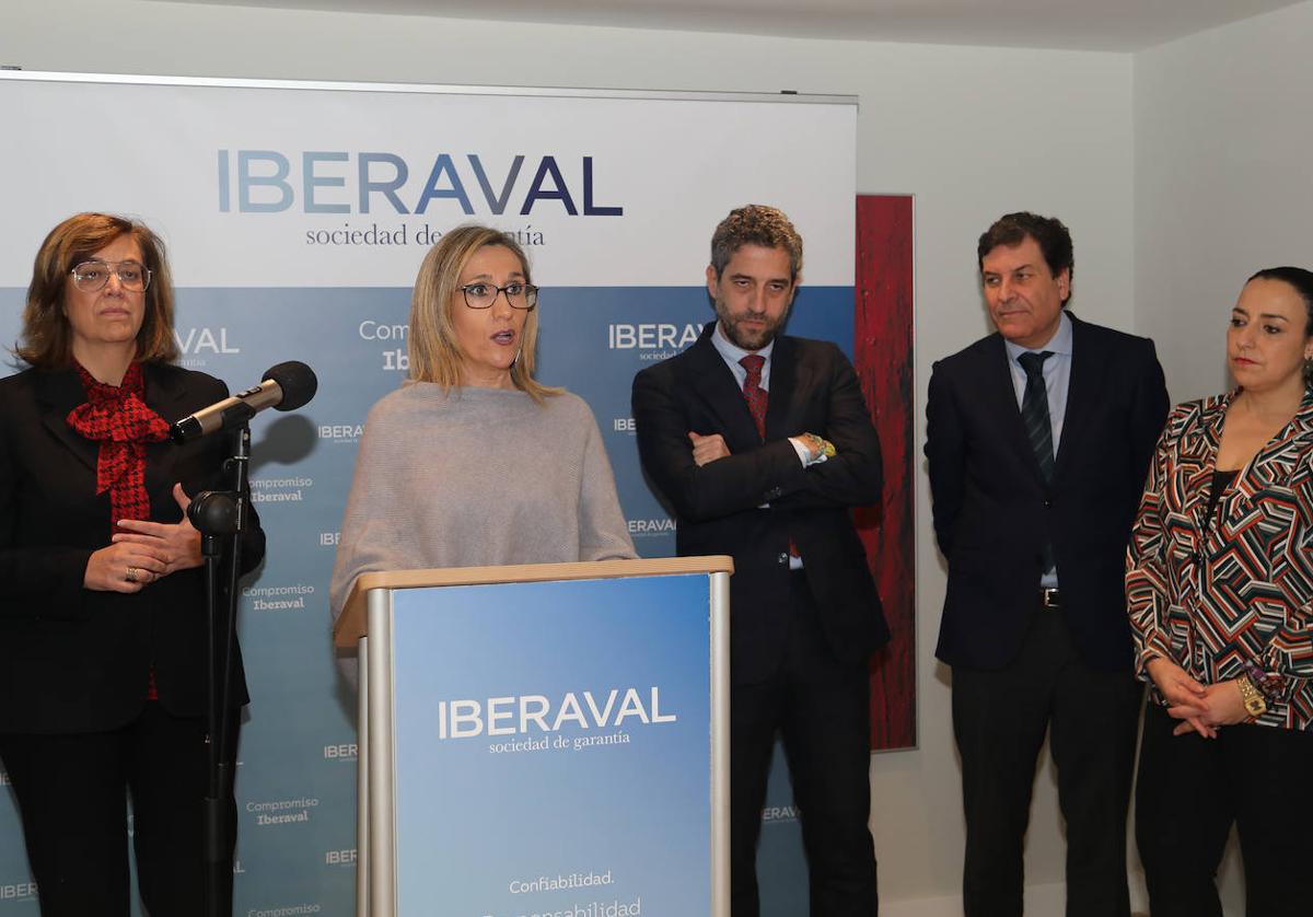 Almudena Hernández, directora territorial, junto a representantes institucionales.