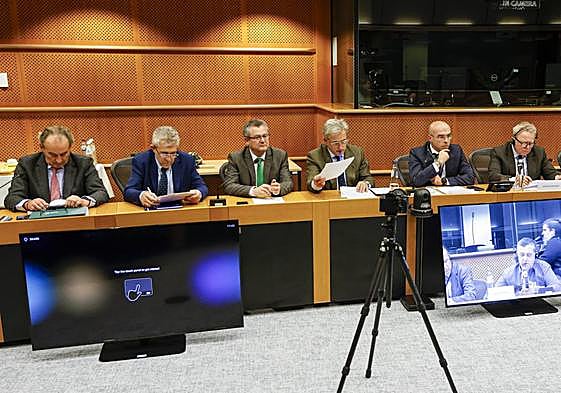El consejero Gerardo Dueñas en una reunión de trabajo en Bruselas con el comisario de Agricultura.