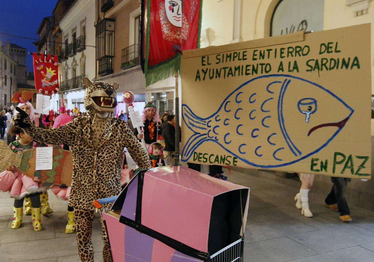 Integrantes de la Semifusa en el desfile del Entierro de la Sardina.