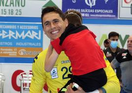 Yeray Lamariano, al témino de un partido en Nava, con su hijo.