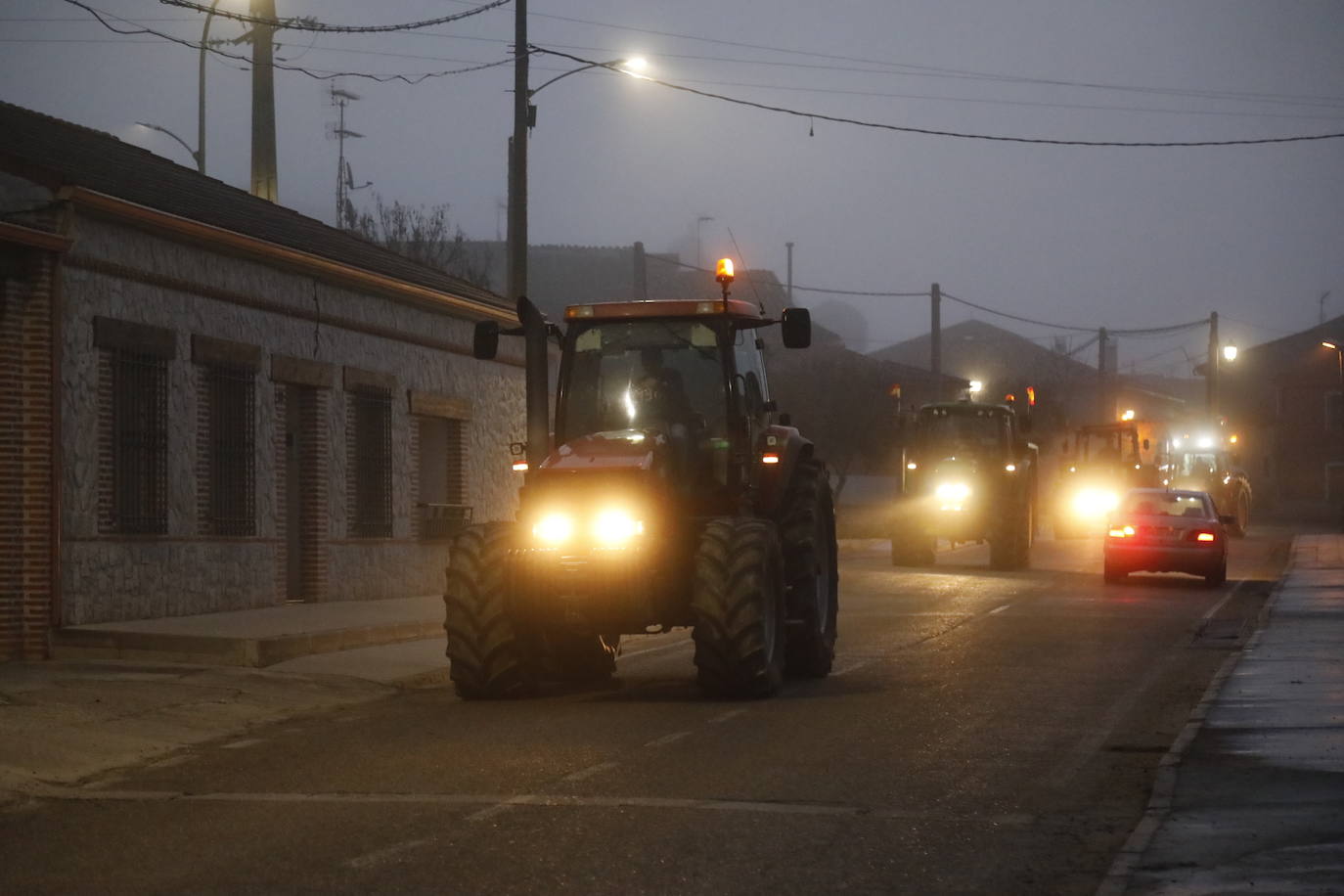 El recorrido de los tractores desde Peñafiel hasta Valladolid