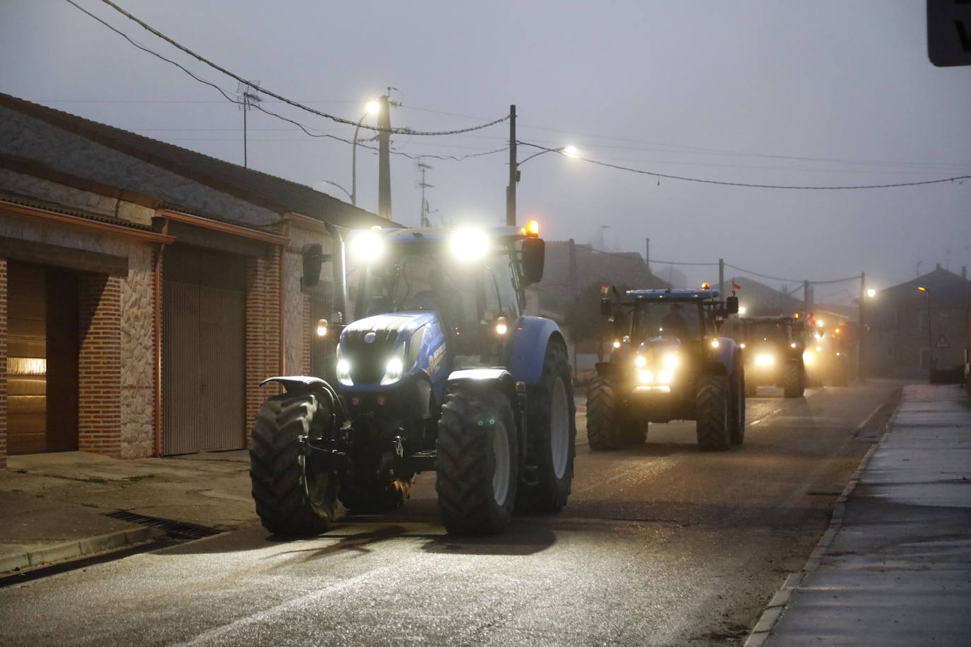 El recorrido de los tractores desde Peñafiel hasta Valladolid