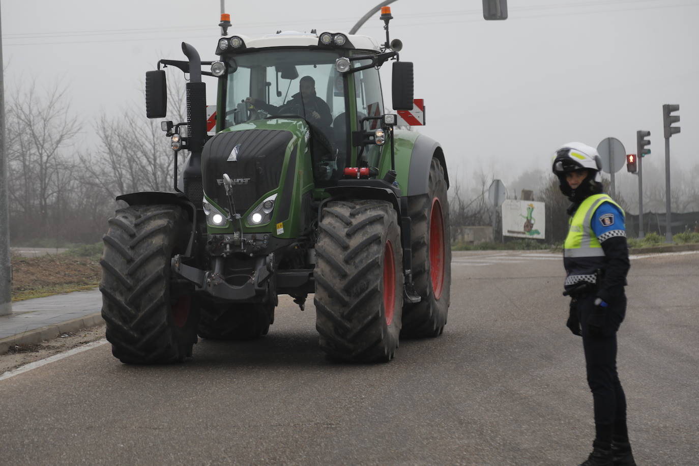 El recorrido de los tractores desde Peñafiel hasta Valladolid