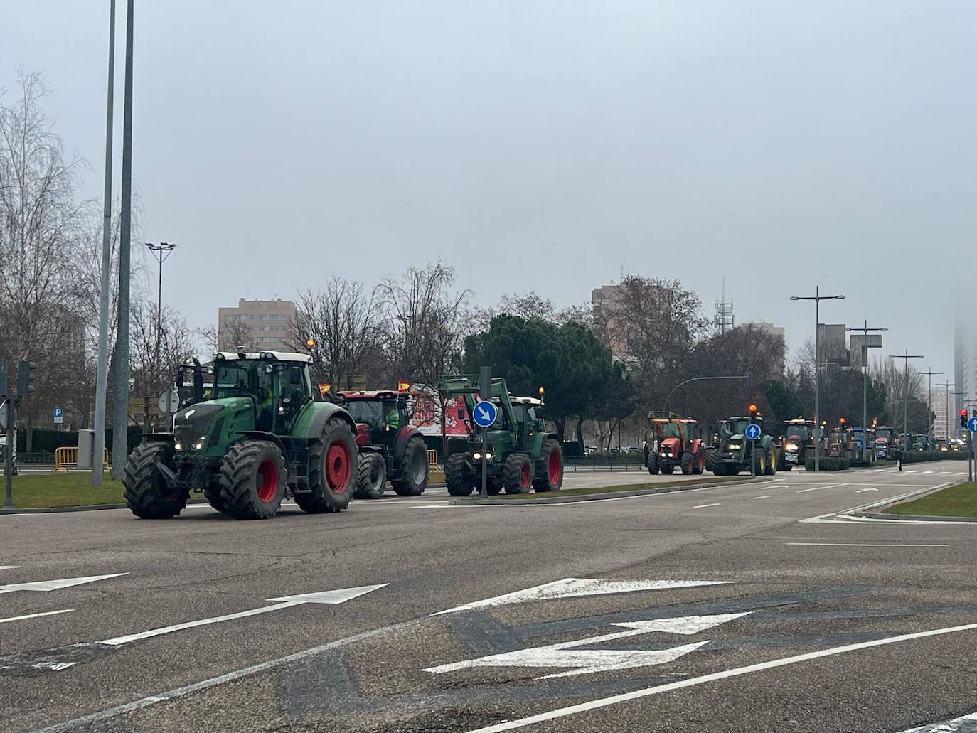 El recorrido de los tractores desde Peñafiel hasta Valladolid