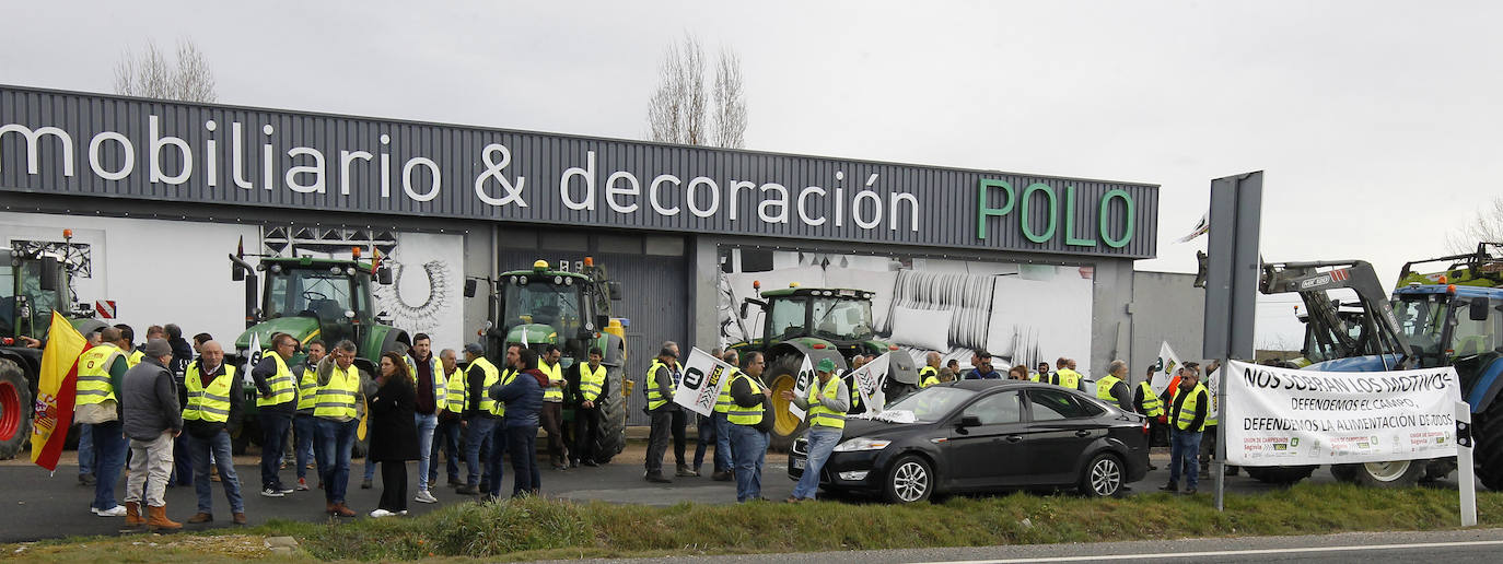 La protesta de agricultores en Santa María, en imágenes