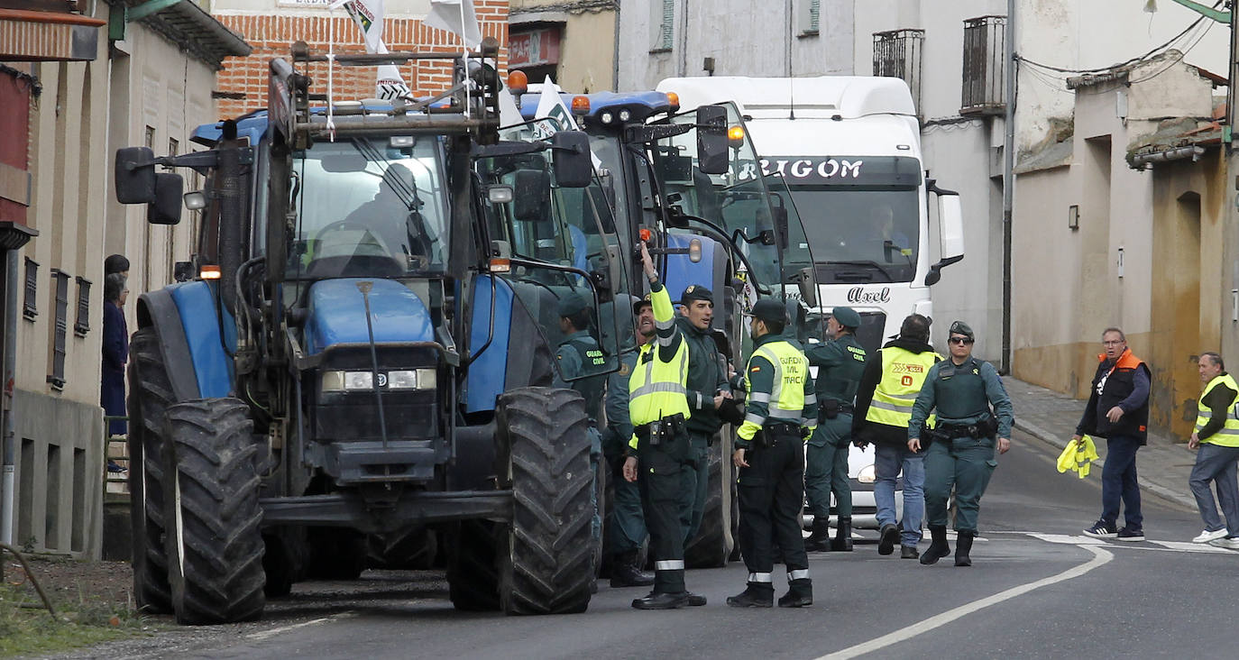 La protesta de agricultores en Santa María, en imágenes