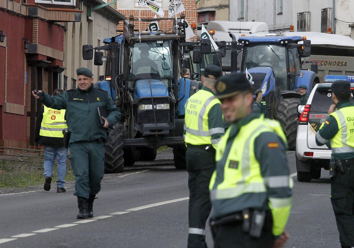 La protesta de agricultores en Santa María, en imágenes