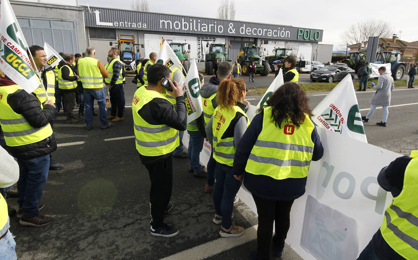 La protesta de agricultores en Santa María, en imágenes