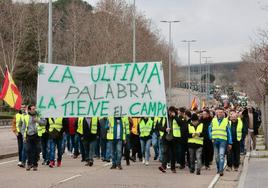 Los agricultores en la bajada del estadio José Zorrilla, donde iniciaron el recorrido