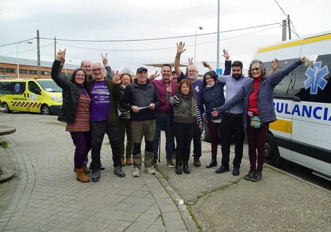 Los participantes en la expedición y amigos de la asociación del pueblo saharaui.