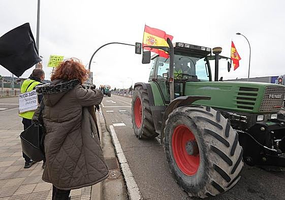Los tractores avanzan por el Vial y reciben el apoyo de manifestantes a pie.