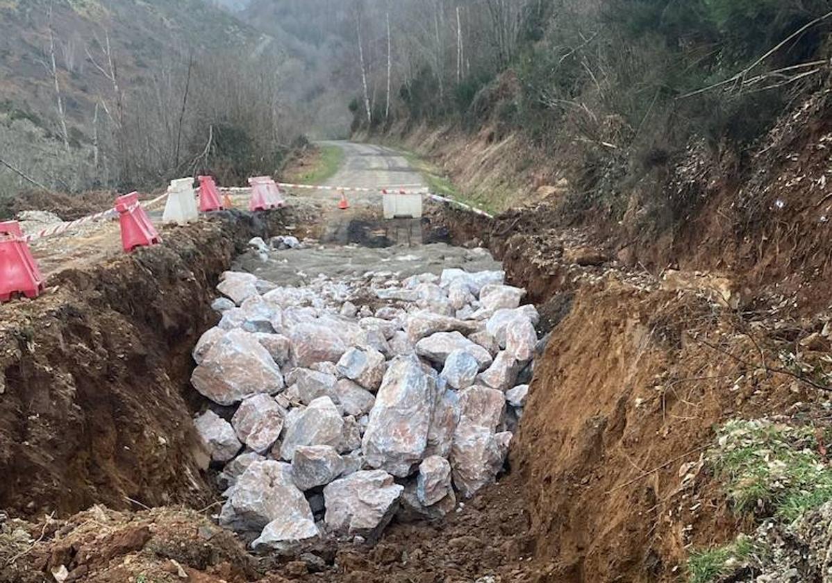 Imagen de la obras de reparación de los socavones de la carretera de acceso a la localidad berciana de La Cernada.