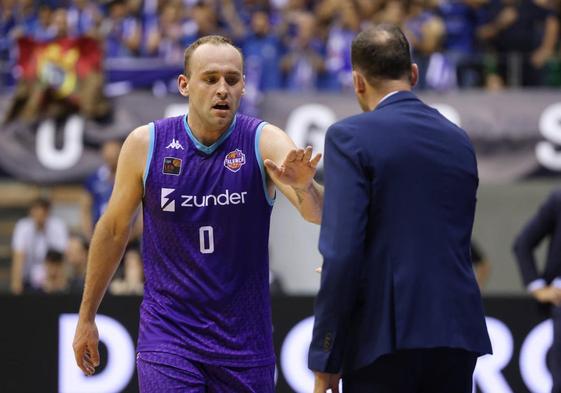 Devin, con la camiseta de Zunder Palencia, saluda a Pedro Rivero en la Final a Cuatro celebrada el año pasado en Burgos.