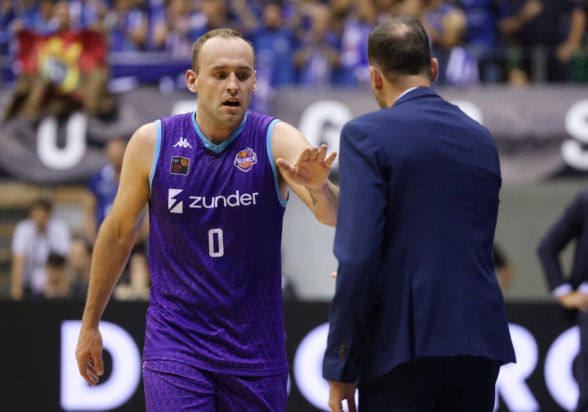 Devin, con la camiseta de Zunder Palencia, saluda a Pedro Rivero en la Final a Cuatro celebrada el año pasado en Burgos.