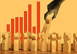 Vallisoletanos y turistas pasean por la plaza de Zorrilla.