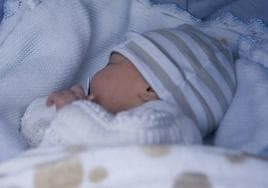 Un recién nacido en una imagen de archivo.