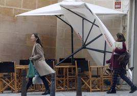 Una sombrilla de una terraza de un bar de Segovia, derribada por las rachas de viento, este jueves.