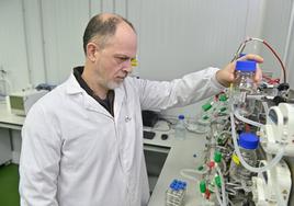 El investigador Daniel Rico muestra el simulador dinámico gastrointestinal en las instalaciones de Itacyl.