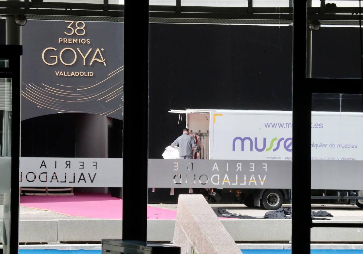 Recogida de la estructura de los Premios Goya el domingo pasado.