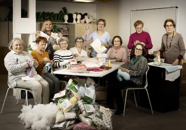 Las vallisoletanas que cosen las almohadas del corazón contra el cáncer de mama