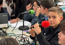 Alumnos del Colegio San Gil de Cuéllar en una de las actividades del encuentro de radios escolares.