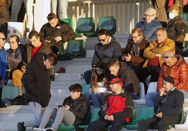 Aficionados en las gradas de La Albuera.