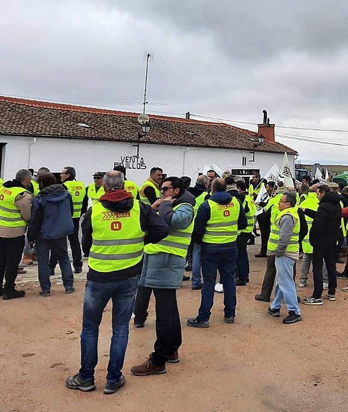 Imagen secundaria 2 - Algunos momentos de las protestas agrarias de este viernes, en Venta Pinillos. 
