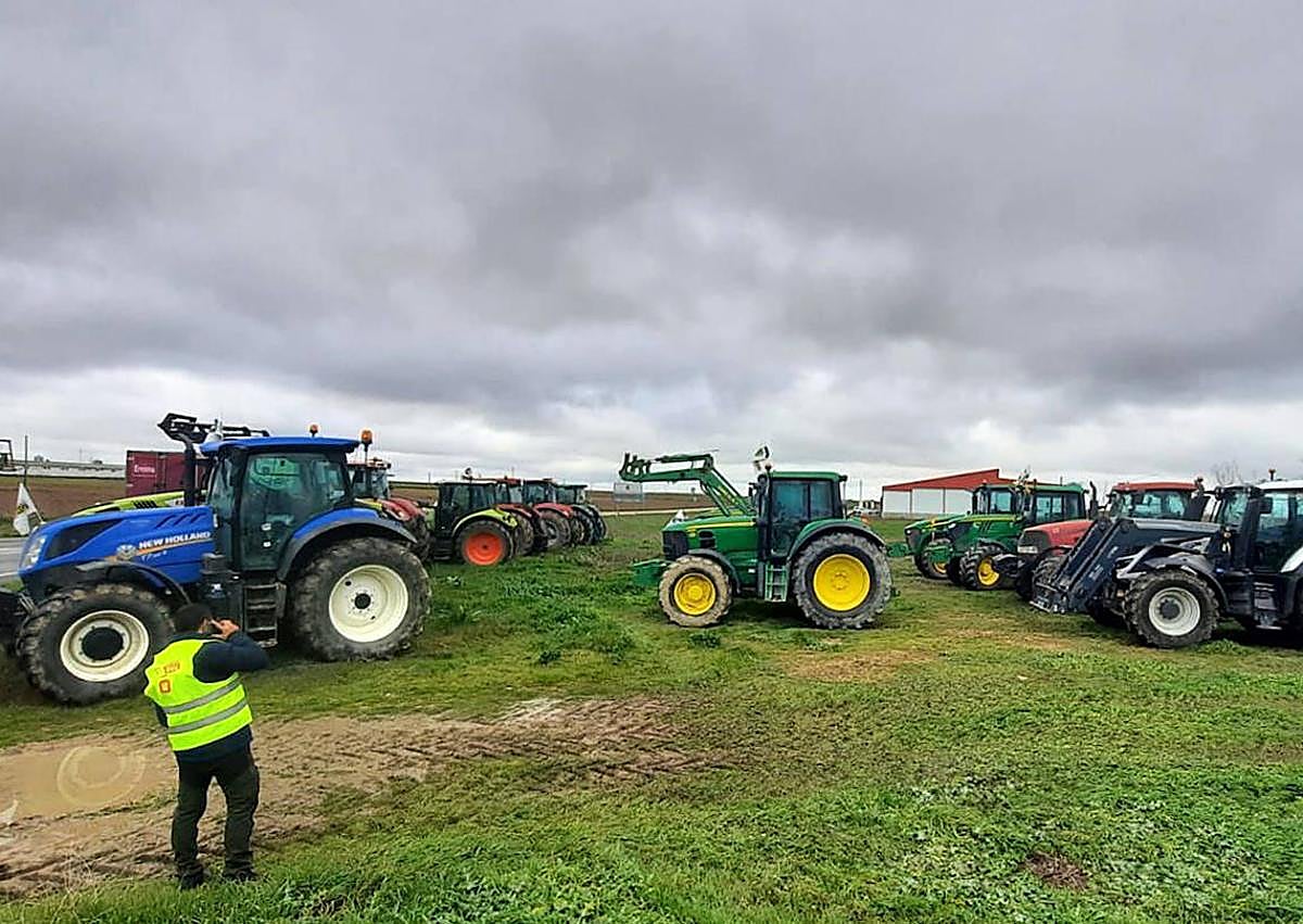Imagen secundaria 1 - Algunos momentos de las protestas agrarias de este viernes, en Venta Pinillos. 