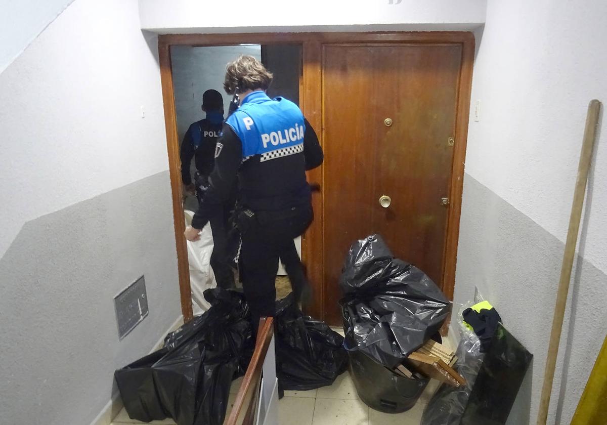 Así ha sido la retirada de las 15 toneladas de basura de la casa de una vecina en Batallas