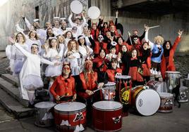 Los integrantes de La Torzida, vestidos de ángeles y demonios, motivo de su último espectáculo de Carnaval.