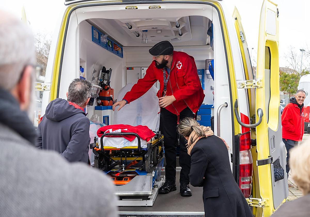 Un técnico muestra el interior de una ambulancia.