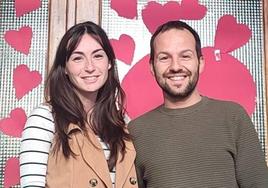 El alcalde de la localidad, Cristian Delgado, junto con la nueva concejala Julia González.