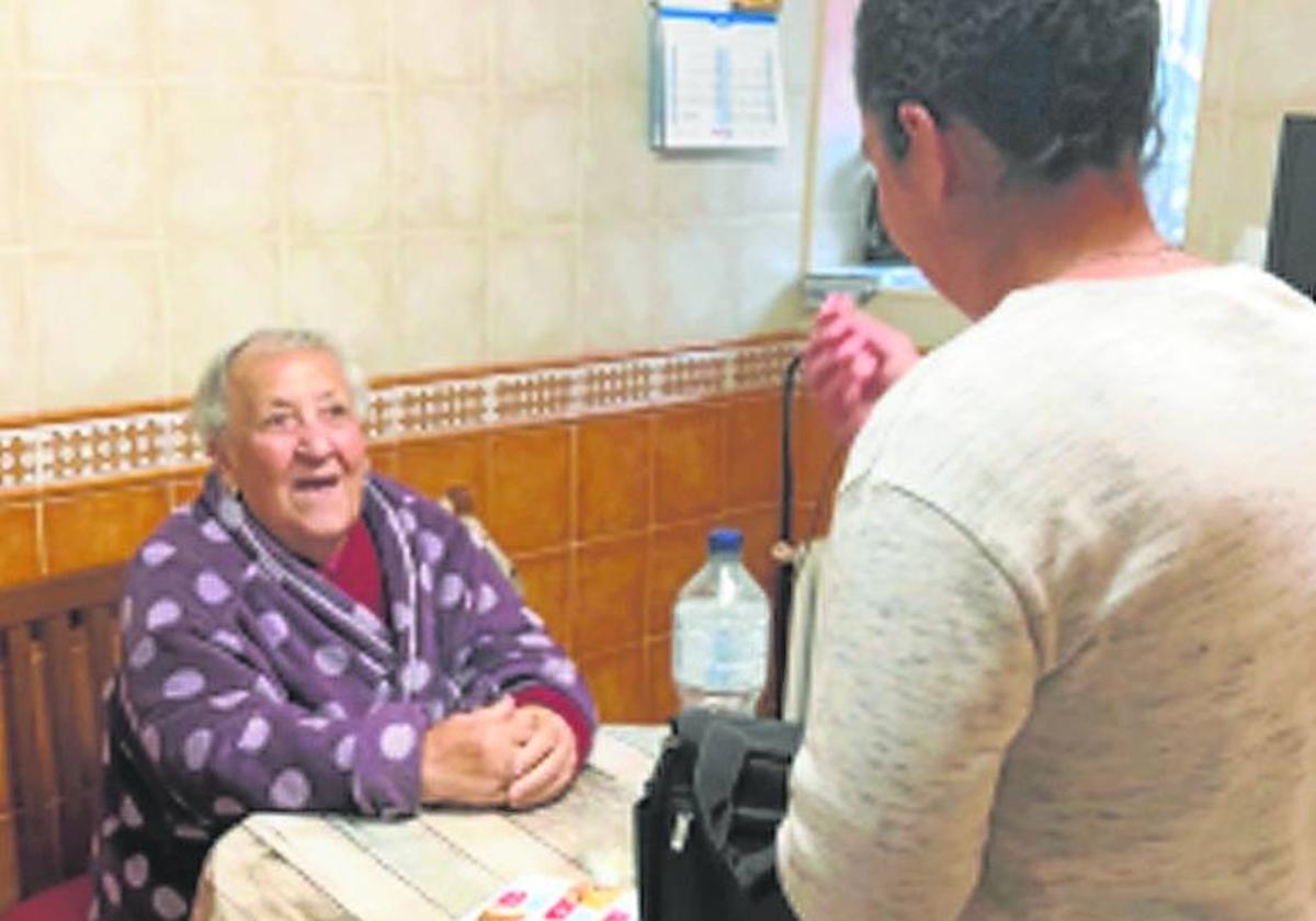 Emilia Castro recibe la comida en su cocina.