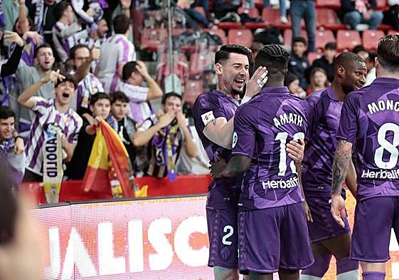Los jugadores del Real Valladolid celebran el tanto de Amath.