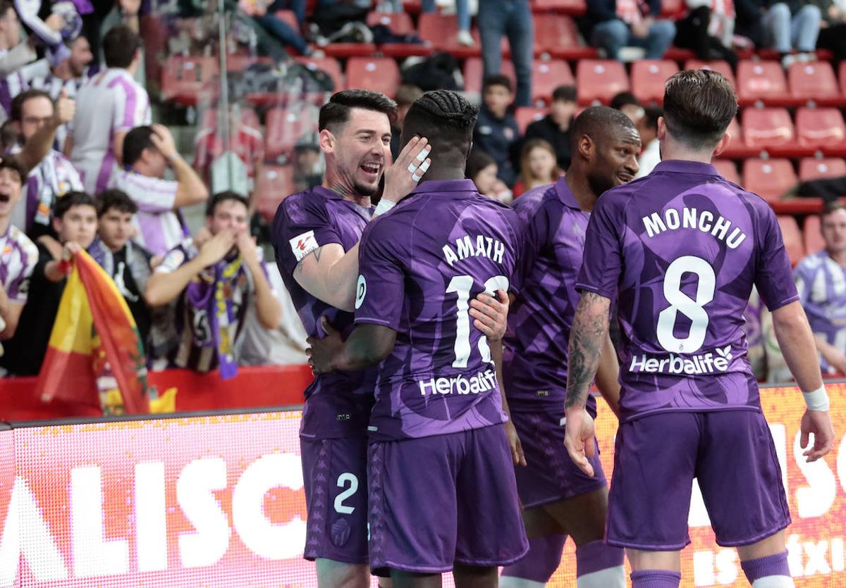 Los jugadores del Real Valladolid celebran el tanto de Amath.