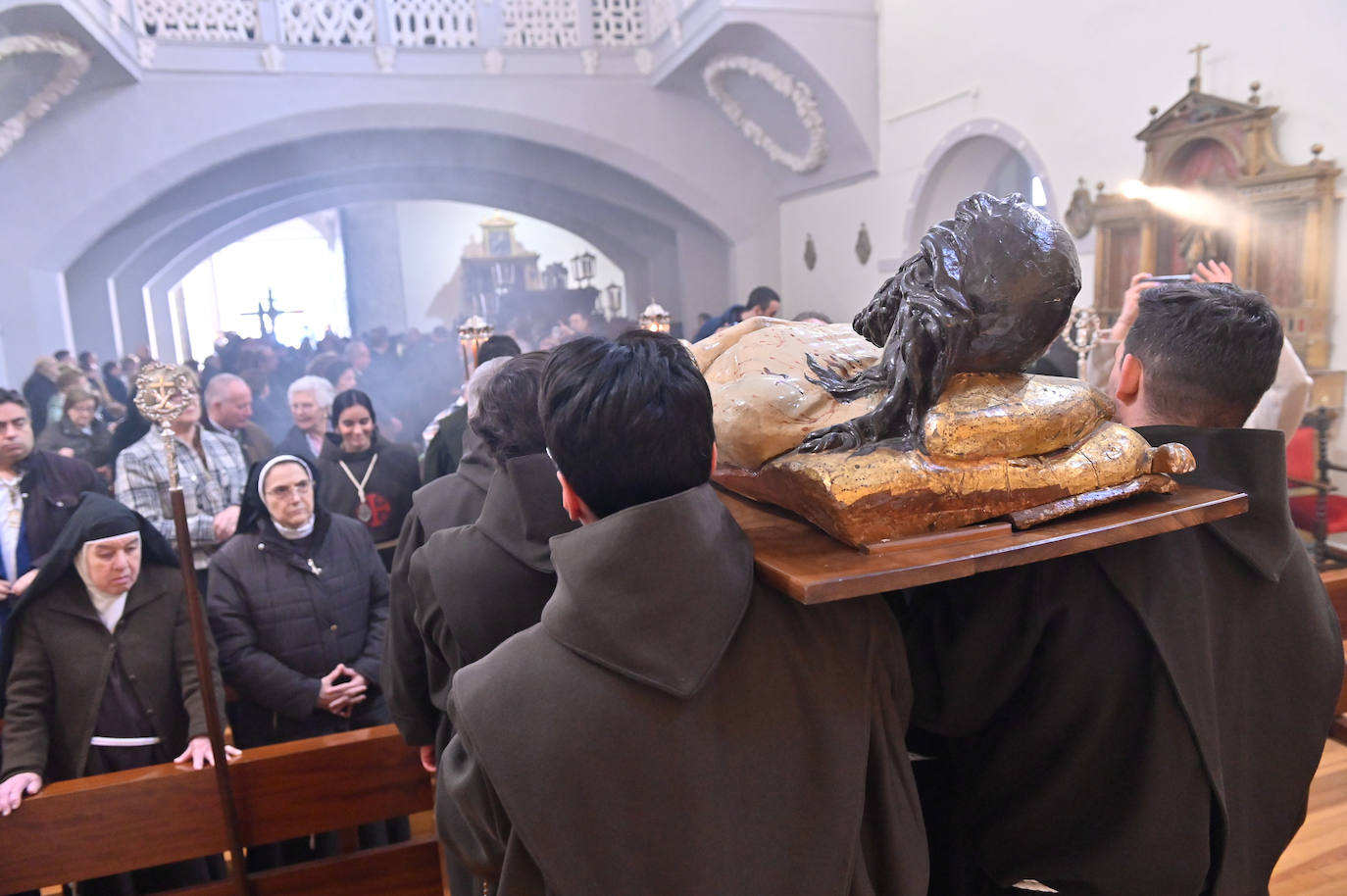 Las imágenes de la procesión y misa en honor al Cristo Yacente