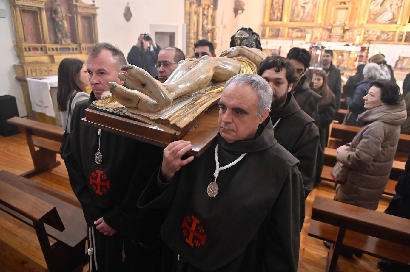 Las imágenes de la procesión y misa en honor al Cristo Yacente