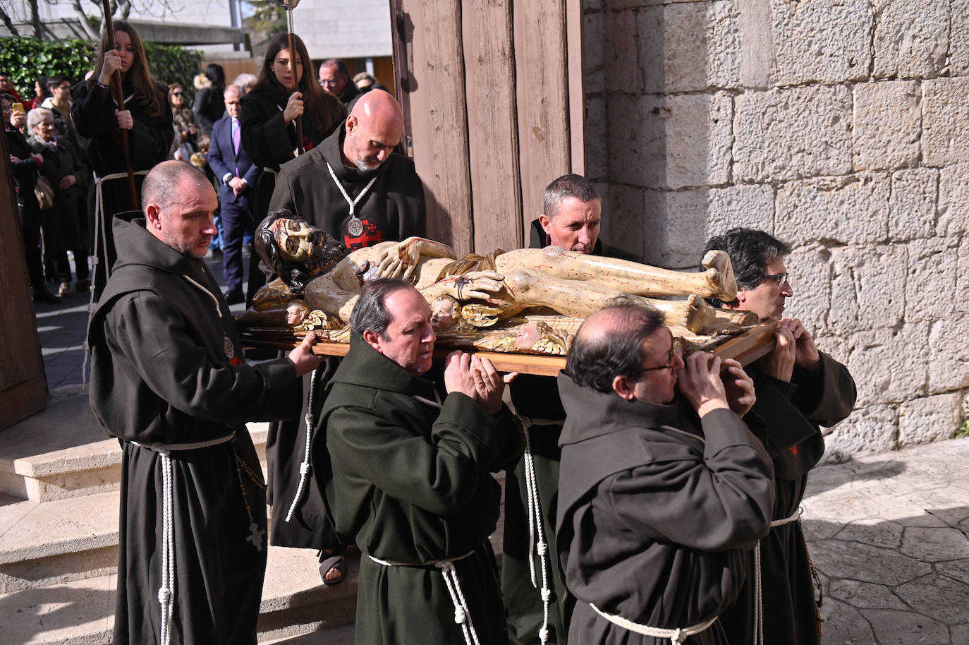 Las imágenes de la procesión y misa en honor al Cristo Yacente