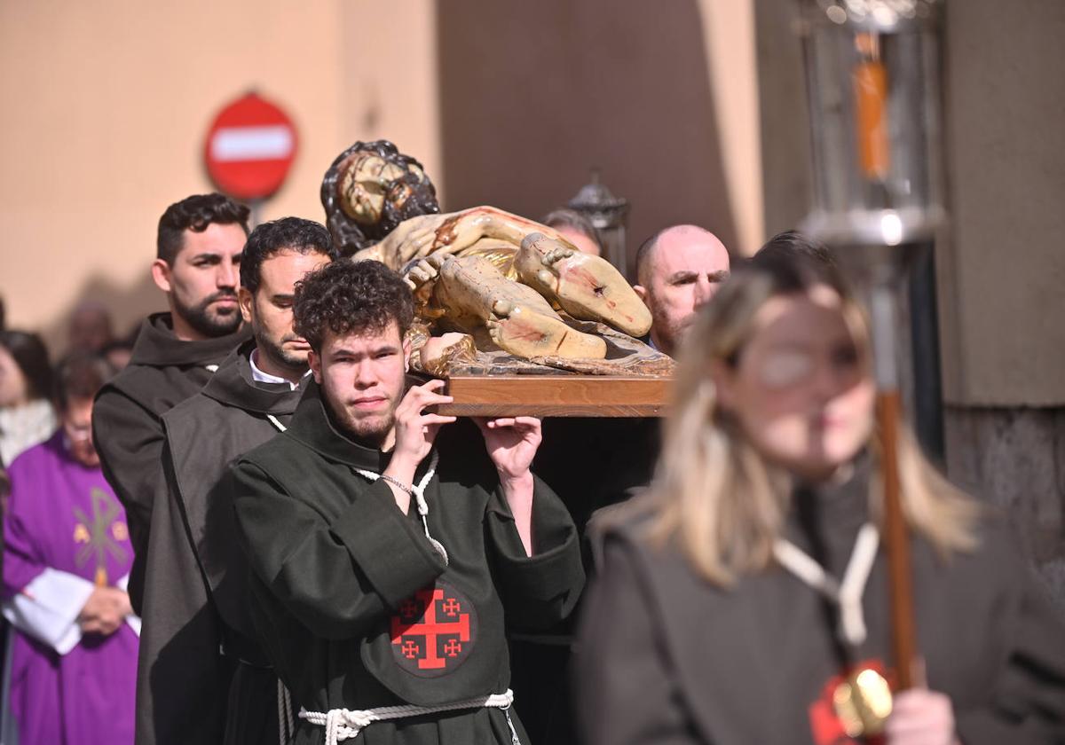 Las imágenes de la procesión y misa en honor al Cristo Yacente