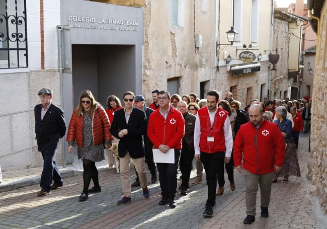 La comitiva camino del centro cultural donde tenía lugar el acto de celebración.