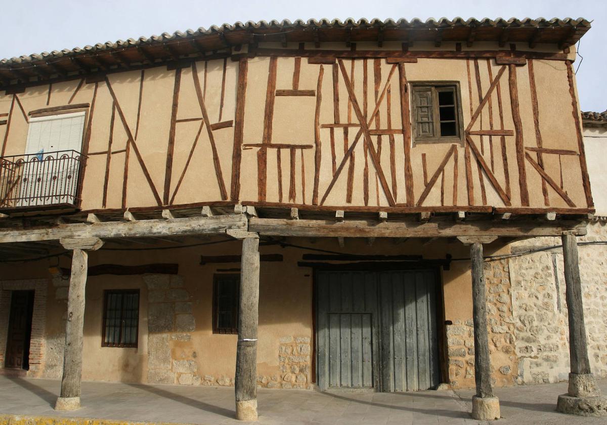 Casas porticadas de dos alturas de Ampudia.