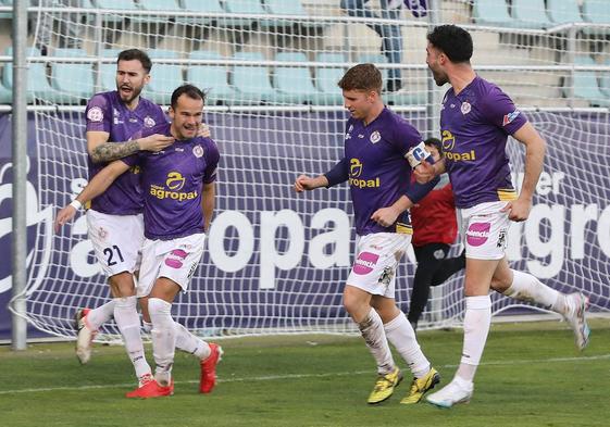 La plantilla morada celebra el segundo tanto del partido, obra de David Sanz de penalti.