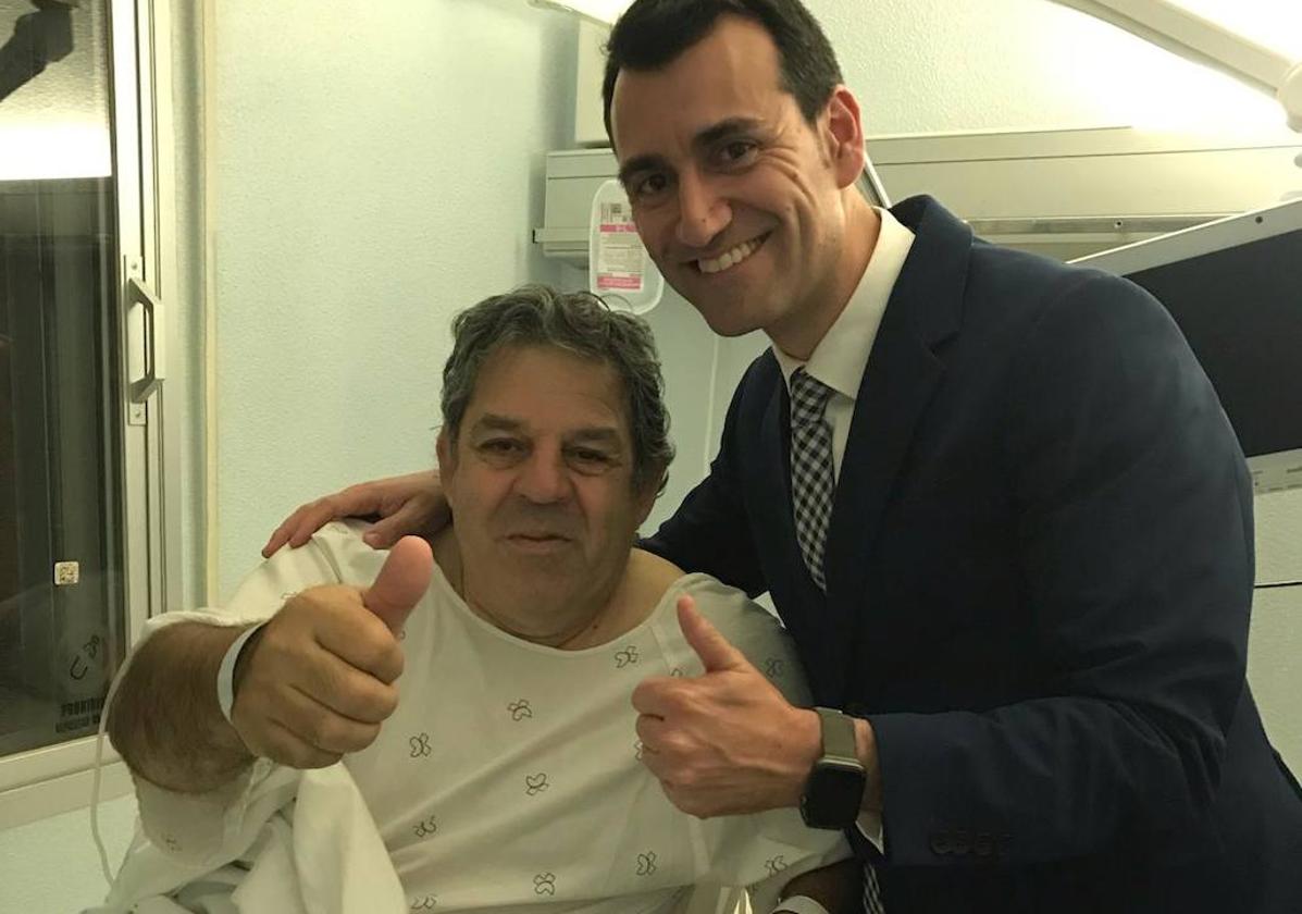 Alfredo Ayllón, herido en el Toro de Carnaval, junto a David Esteban, alcalde de Medina de Rioseco, que lo visitó en el hospital.