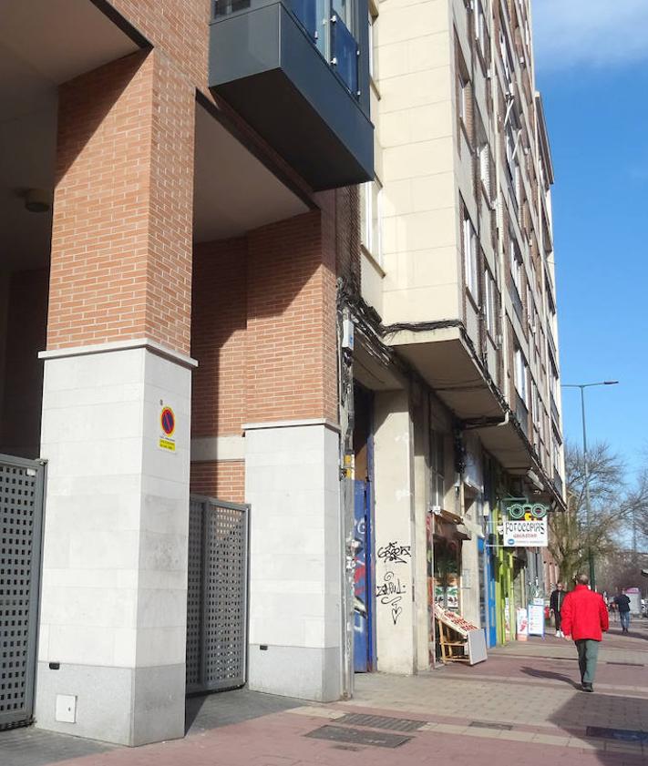 Imagen secundaria 2 - Arriba, infografía de la futura plaza de Francisco de Praves. Debajo, a la izquierda, el acceso desde la avenida de Ramón y Cajal. A la derecha, la entrada por el pasadizo de los números 5 y 7 de Alamillos.