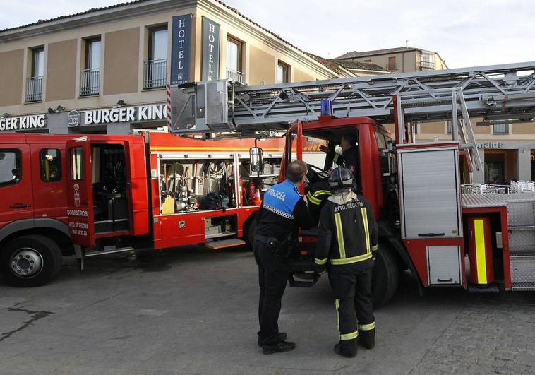 Inrervención de los bomberos en el Burger de la plaza de la Artillería.