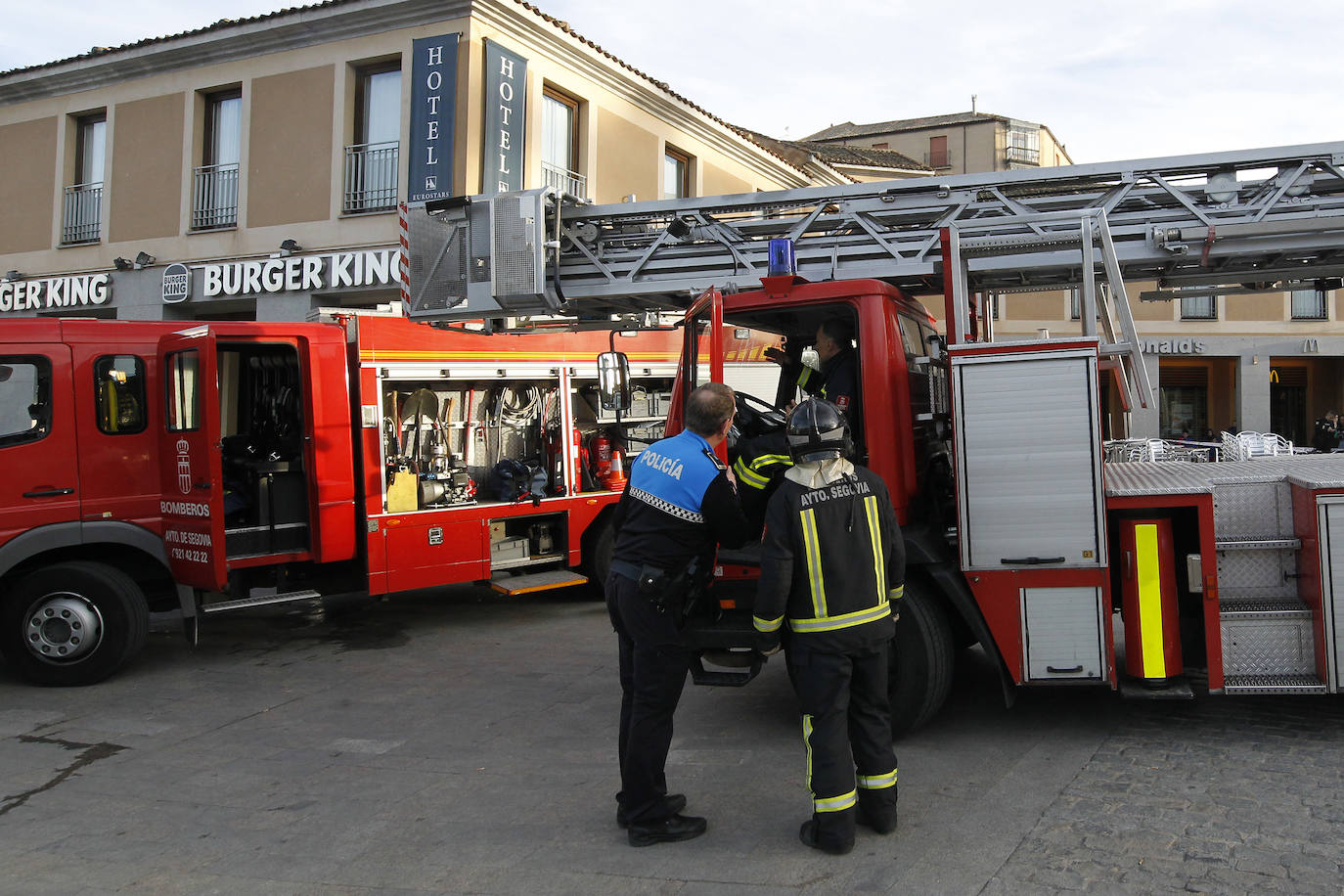 El incendio del Burger King de Segovia, en imágenes