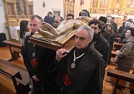 La imagen de Cristo Yacente, portada a hombros prácticamente como salió del taller del imaginero.