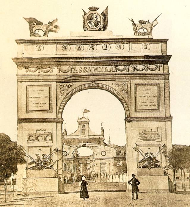 Visita de Isabel II en 1858. Arco triunfal y al fondo el arco de Santiago.